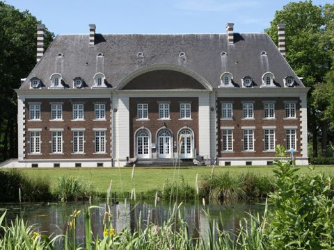 Kasteel Pietersheim - Genieten van lekker eten, of een goed gesprek in de loungeruimte? Bij Kasteel Pietersheim in Lanaken relax je optimaal. Maak een wandeling door Nationaal Park Hoge Kempen of ontdek Lanaken op een originele manier met een huifkartocht. Maar een tocht door de natuur met een kajak is ook niet mis! Compleet genieten van rust en ontspanning midden in de natuur staat centraal bij een verblijf in Kasteel Pietersheim. Voorzien van alle gemakken trek je je even terug op je hotelkamer en kijkt bijvoo(...)