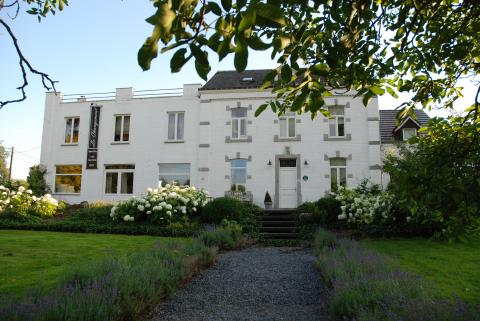 Bed-en-Breakfast-in-Belgie.nl | Bed & Breakfast Le Changement Maison de Charme ligt in het dorpje Fronville in de Belgische Ardennen, nabij het gezellige Durbuy. In deze gastvrije accommodatie, gerund door Nederlandse eigenaren, worden moderne luxe en landelijke charme gecombineerd. | Fronville | Bed & Breakfast | Luxemburg