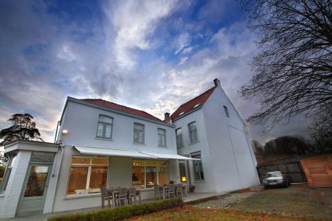 Bed-en-Breakfast-in-Belgie.nl | Huyze Filez is een charmant hotel in het Vlaamse Izegem. Het is gevestigd in een bijzonder gerenoveerd herenhuis vlak bij het treinstation en op 10 minuten rijden van het plaatsje Roeselare. | Izegem | Bed & Breakfast | West-Vlaanderen