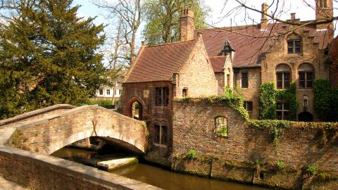 Bed-en-Breakfast-in-Belgie.nl | De ultieme middeleeuwse ervaring beleef je in Guesthouse Nuit Blanche. De bed and breakfast is gevestigd in een prachtig herenhuis én in het middeleeuwse Brugge te West-Vlaanderen. | Brugge | Bed & Breakfast | West-Vlaanderen