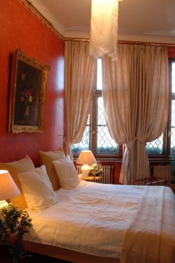 Bed-en-Breakfast-in-Belgie.nl | Het Exclusive B&B Huyze die Maene is gevestigd in een pand uit 1302 waar vroeger de adel verbleef tijdens feesten en plechtigheden in Brugge. De kamers zijn van alle comfort voorzien. | Brugge | Bed & Breakfast | West-Vlaanderen