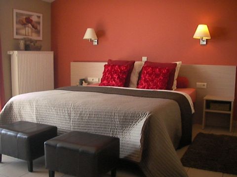 Bed-en-Breakfast-in-Belgie.nl | Kruishof Charmehotel ligt aan de kust in de plaats Oostende op 800 meter van de duinen en het strand. Tijdens uw verblijf krijgt u de gastvrijheid van een B&B met het comfort van een hotel. | Oostende | Bed & Breakfast | West-Vlaanderen