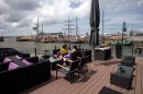 Terras aan het water