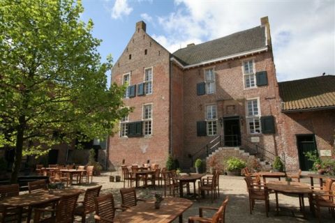 Hotel-043-Maastricht.nl | Het 4-sterrenhotel Schinvelderhoeve ligt in het Limburgse dorpje Schinveld. Dit sfeervolle hotel is gevestigd in een eeuwenoude kasteelboerderij in een natuurrijke omgeving. | Schinveld | 045 | Limburg