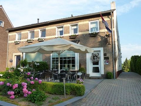 Hotel-043-Maastricht.nl | Hotel Pension Oranje is een familiehotel gelegen aan de rand van Valkenburg. In de omgeving van Valkenburg kunt u een hoop leuke dingen doen. Bezoek bijvoorbeeld de Mergelgrotten! | Valkenburg | 043 | Limburg
