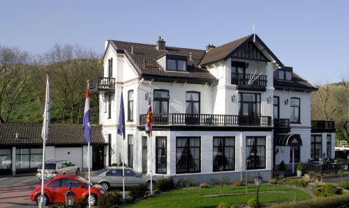 Bed-en-Breakfast-in-Nederland.nl | Hotel Villa de Klughte is prachtig gelegen in Wijk aan Zee. Deze historische witgepleisterde villa ligt aan de voet van de zuidelijke duinenrij van de kustplaats op slechts 200 meter van het strand. | Wijk aan Zee | Bed & Breakfast | Noord-Holland
