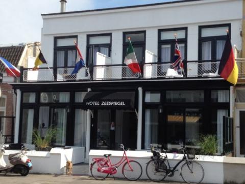 Hotel-020-Amsterdam.nl | Hotel Zeespiegel is een familiehotel en ligt in de badplaats Zandvoort nabij het strand. Maak een romantische strandwandeling of ontdek de winkeltjes en terrassen in de plaats Zandvoort. | Zandvoort | 023 | Noord-Holland