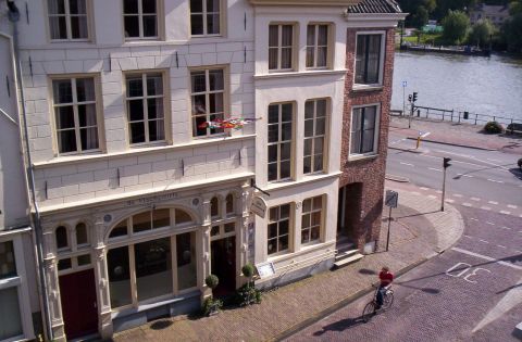 Bed-en-Breakfast-in-Nederland.nl | Het luxe 3-sterren Hotel de Vischpoorte ligt op een unieke locatie in Deventer aan de IJssel. Het hotel bevindt zich in een historisch gebouw en is de ideale uitvalbasis om de Hanzestad te verkennen. | Deventer | Bed & Breakfast | Overijssel