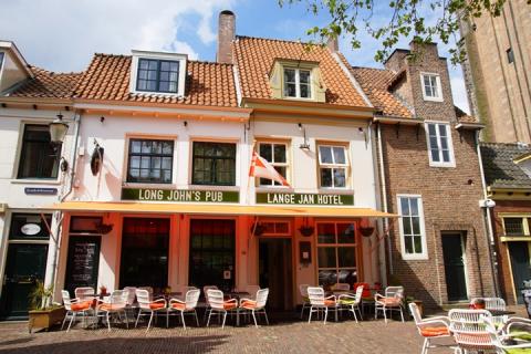 Hotel-030-Utrecht.nl | Lange Jan Hotel vindt u in een 18e eeuws pand in hartje Amersfoort. Deze monumentenstad biedt voor ieder wat wils. Bezoek het Mondriaanhuis of struin door de middeleeuwse straatjes. | Amersfoort | 033 | Utrecht