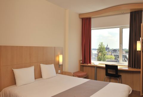 Hotel-070-Den-Haag.nl | Het gloednieuwe Hotel Ibis Leiden Centre ligt perfect in hartje Leiden nabij het treinstation. De binnenstad van Leiden heeft mooie hofjes en gezellige straatjes die het ontdekken waard zijn. | Leiden | 071 | Zuid-Holland