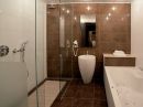 Badkamer met bubbelbad en stortdouche