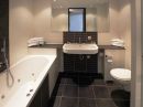 Badkamer met douche en apart ligbad