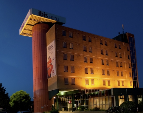 Hotel-010-Rotterdam.nl | IBIS Rotterdam Vlaardingen ligt even buiten het centrum van Vlaardingen. In de omgeving kun je heerlijk genieten aan de Krabbeplas en golfen bij Free Golf. Met de trein ben je zo in hartje Rotterdam! | Vlaardingen | 010 | Zuid-Holland
