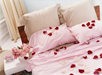 Rozenblaadjes op kamer/bed