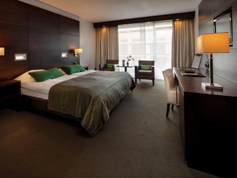 DAGAANBIEDING - De ruime en luxe kamers zijn stijlvol ingericht. De kamers hebben een oppervlakte van 35 m², zijn uitgerust met comfortabele bedden voor een goede nachtrust en zijn allen voorzien van airconditioning. Dit in combinatie met de mooie luxe b